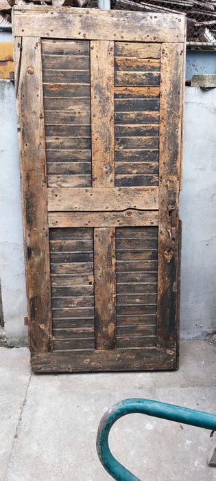 Ușă veche de beci