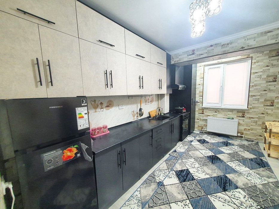 Чиланзарский район, рядом со станцией метро «Чиланзар».