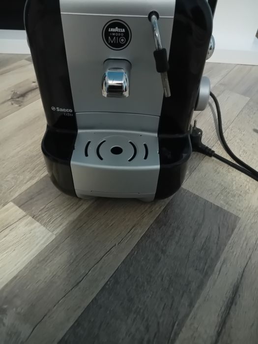 Vând aparat de făcut cafea Lavazza a modo mio