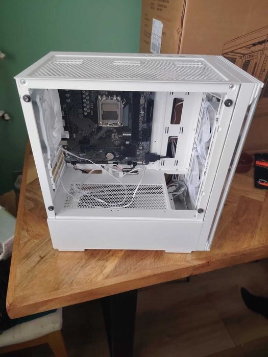 Геймърски чистно нова Gigabyte B650M S2H Motherboard  и PC кутия !