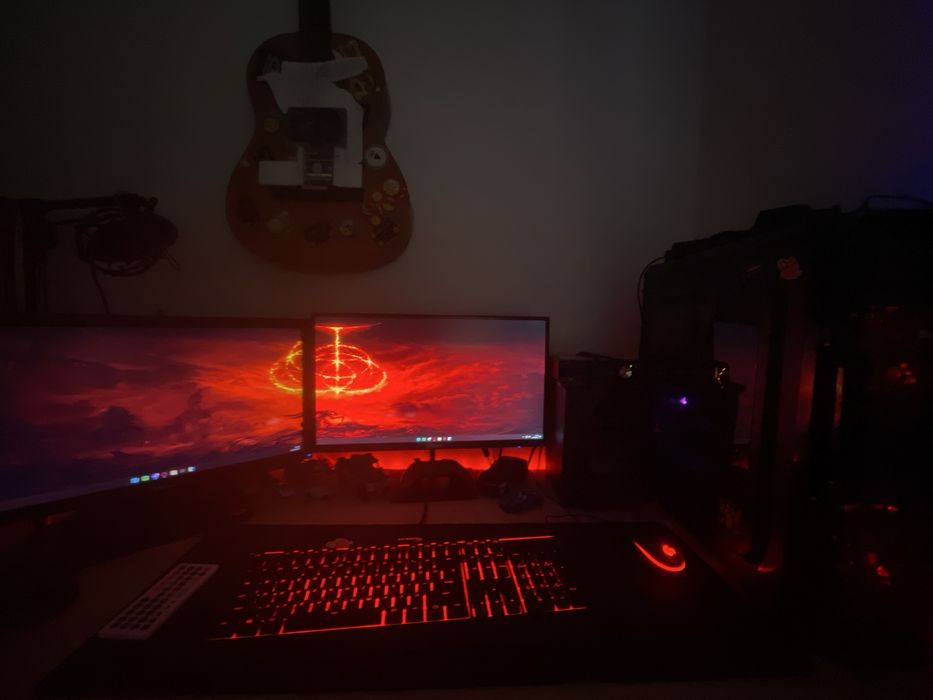 Vand setup gaming cu 2 monitoare