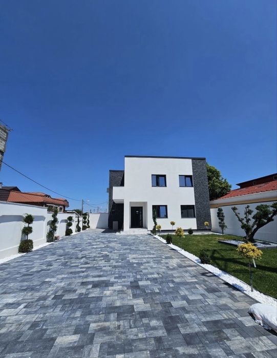 Casa noua, curte amenajata, strada din spatele  parcului Romanescu