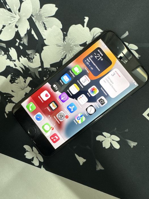 Продаю Айфон 7 плюс