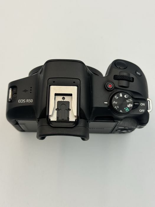 Canon R50 + rfs 18-45, 3 baterii, 2000 cadre