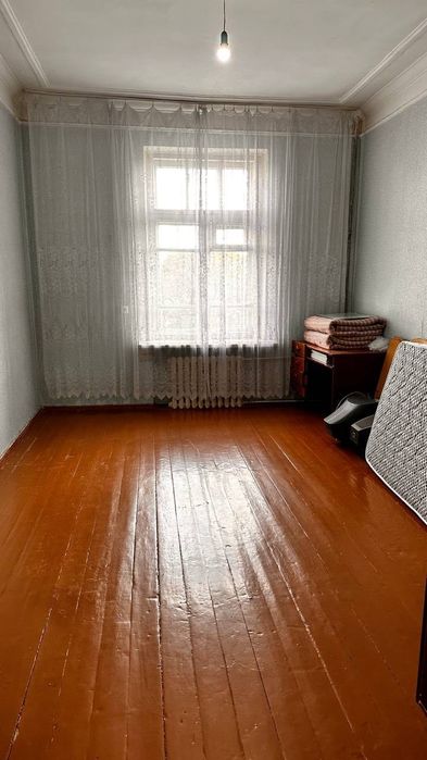 2х комнатная в центре Чирчика (высокопотолочка)