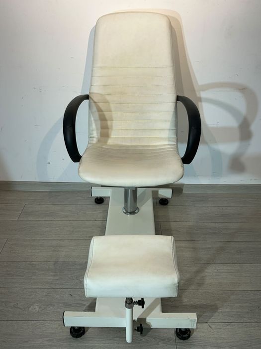 Set Scaun Pedichiură cu Ucenic Cosmetic și Suport Picior