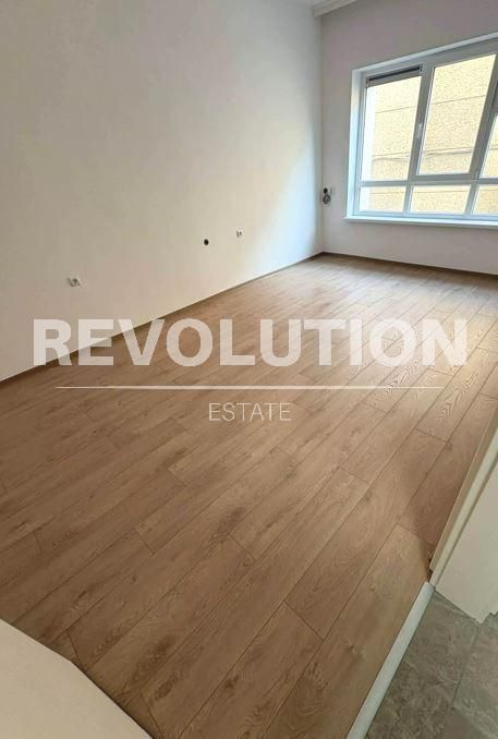 Дава се под наем Тристаен апартамент в Варна, Гръцка махала - 120 кв.м за 1097.01 € - Снимка #1