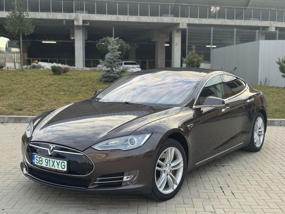 Tesla Model S Tesla Model S • Dual Motor • LONG RANGE • Garantie 1 AN