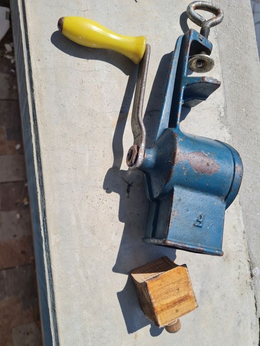 Vând mașină măcinat nuci