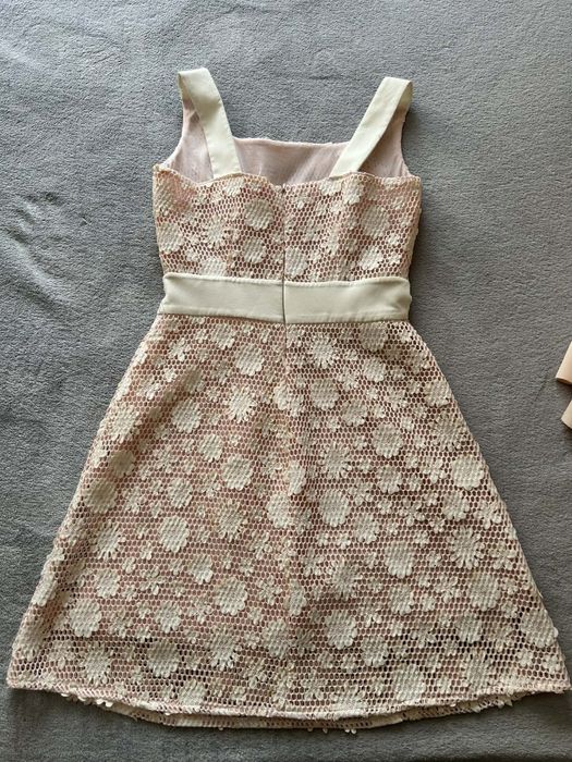 Елегантна дамска рокля с дантела – отлично състояние