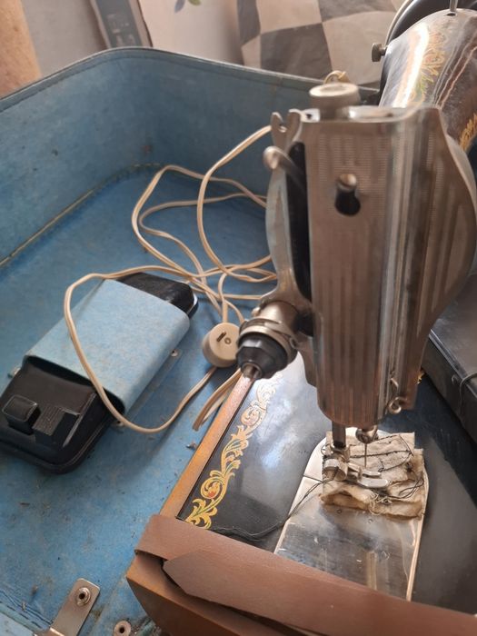 Швейная машинка с электрическим приводом