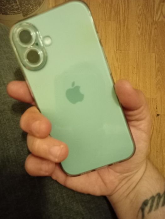 Vând iPhone 16 impecabil 10/10 de 128gb