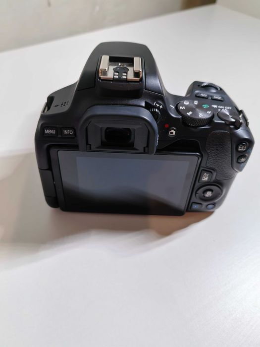 Камера CANON EOS 250D kit
