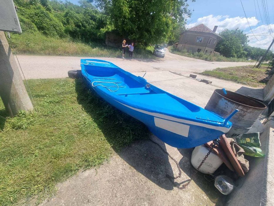 Лодка с двигател