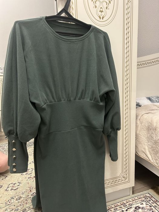 Темно зеленое платье