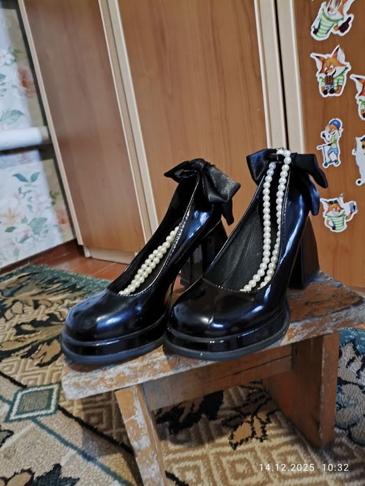 Платья, туфли продаются