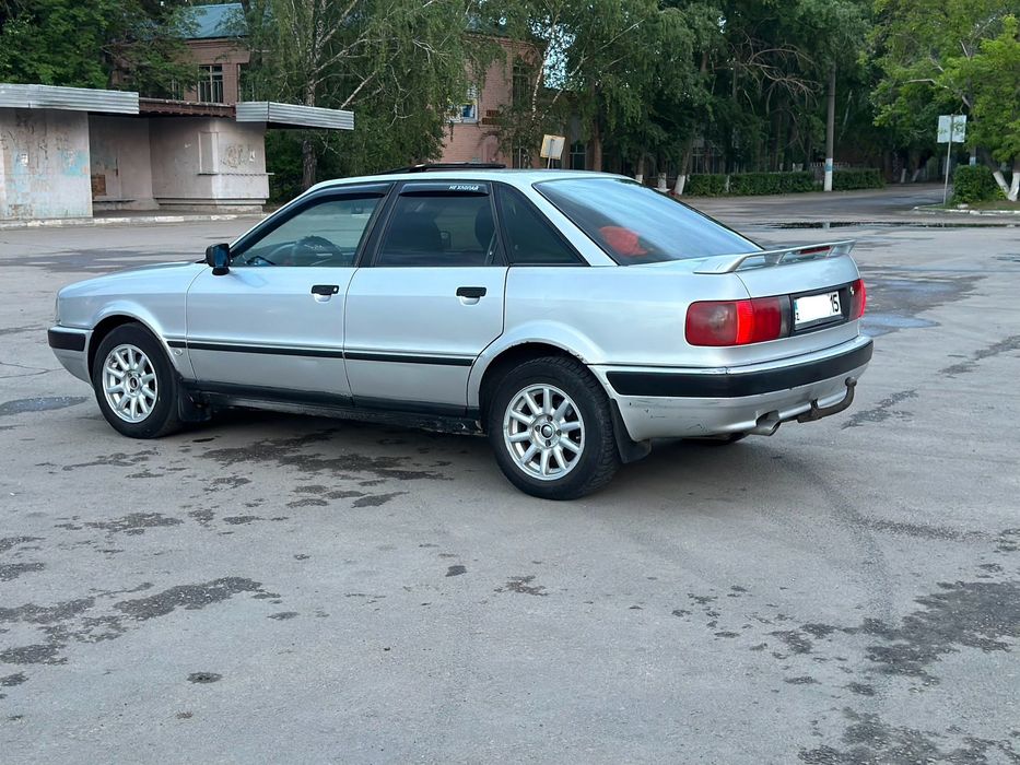 Машина  Ауди 80 Б4