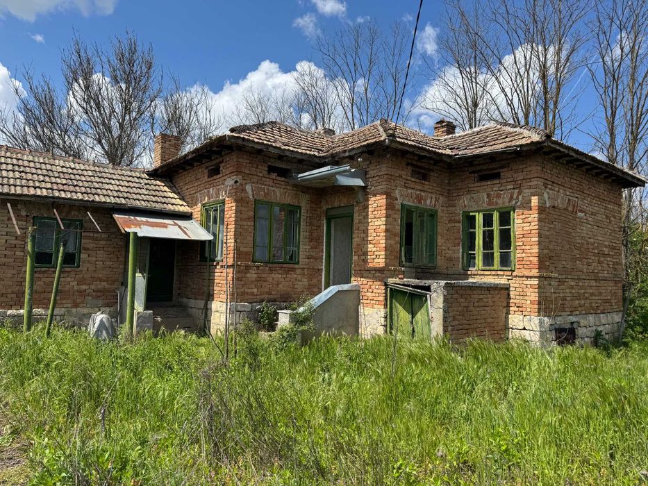 Къща с голям двор 1900 кв.м. парцел земя в регулация в село Александрия община Крушари област Добрич
