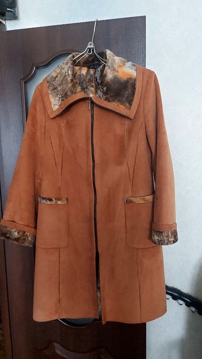 Пальто из замши на замке.