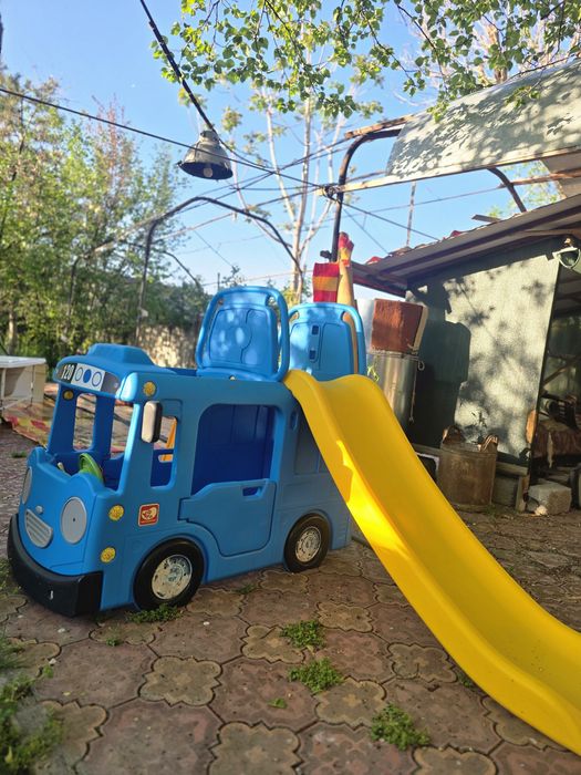 Детская горка и игровой автобус