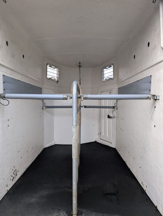 Inchiriez remorca de cai