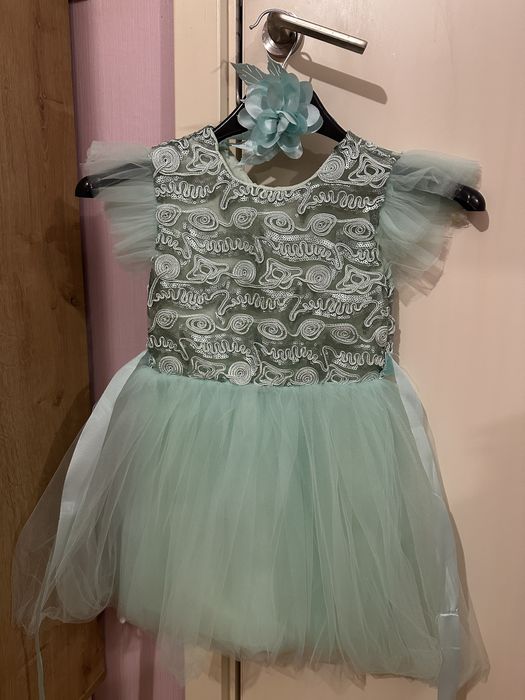 Ментова рокля 4 години. 104 размер