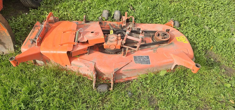 Tractoras kubota cu cositoare perie de maturat si lama de zapada