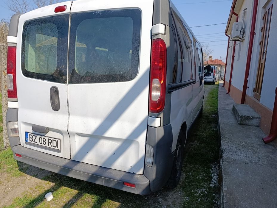 Vând Renault Trafic 8+1  persoane