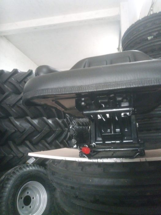 scaun de tractor u445, u650 si alte utilaje avem si cauciucuri 4XYT