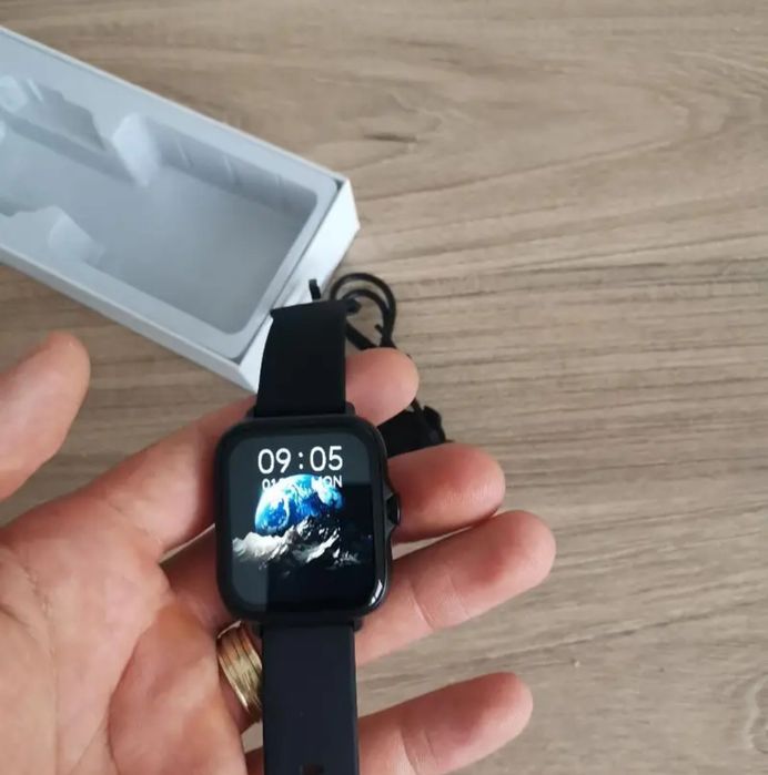 Smartwatch nou in cutie