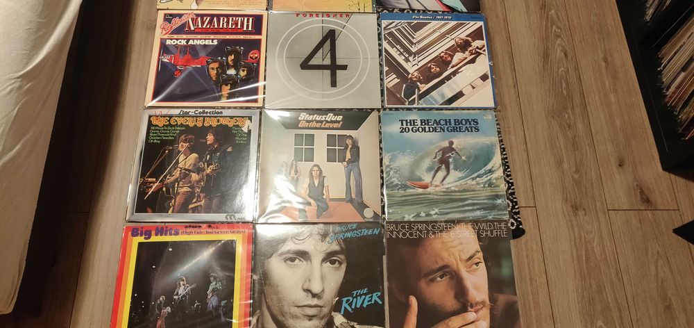 Vând viniluri cu muzică veche