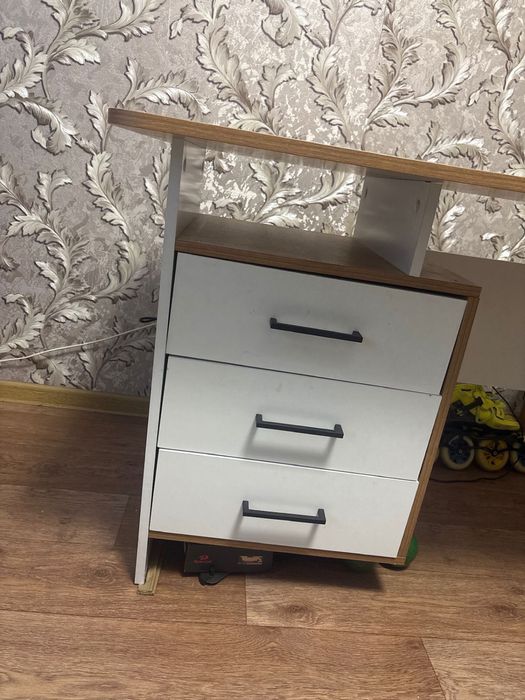 Продам стол компьютерный