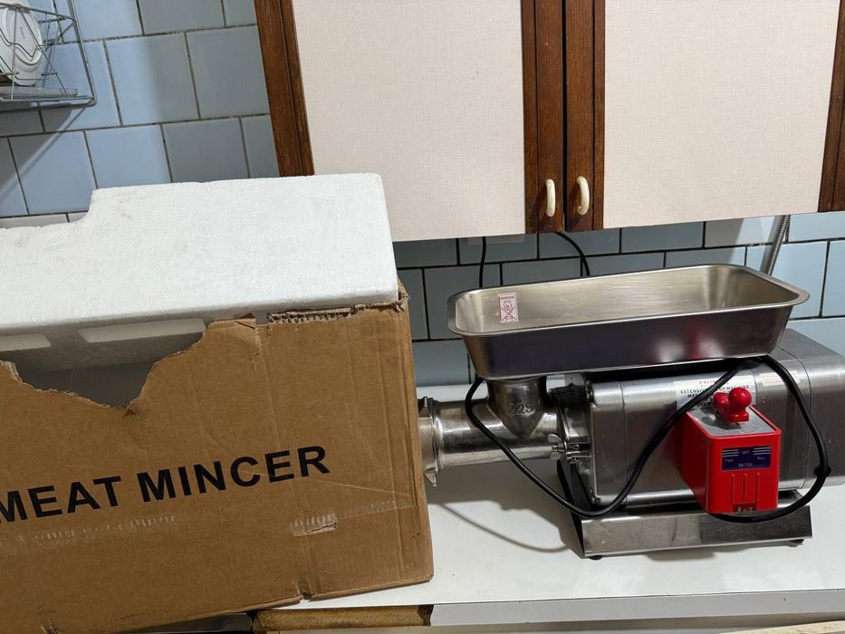 Продаётся Мясорубка профессиональная