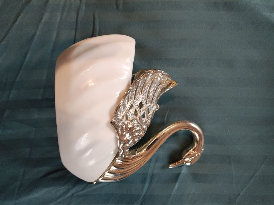 Красива порцелановата захарница