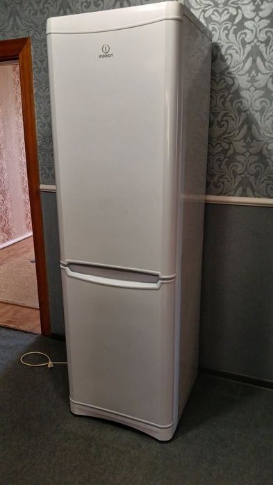 Продам холодильник индезит