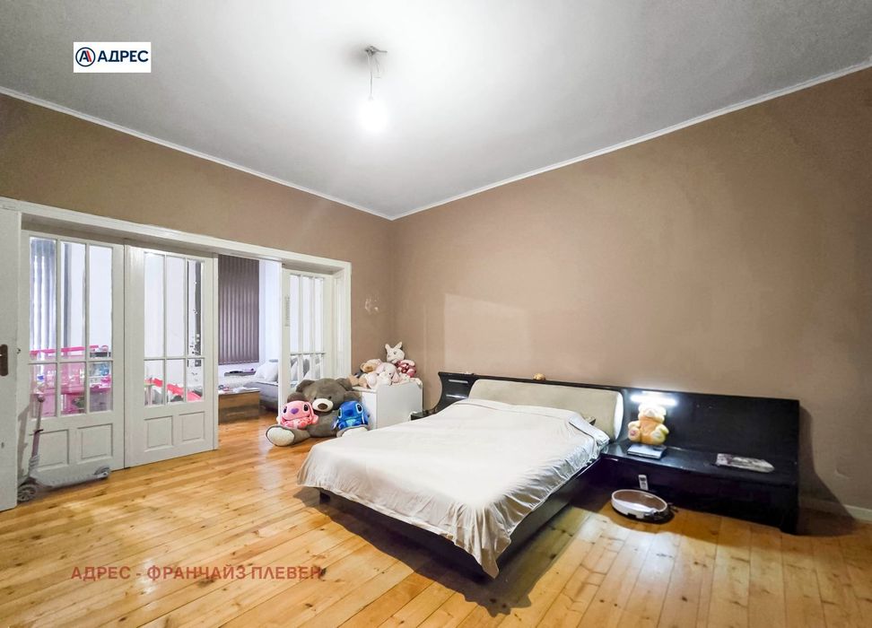 Продава се Тристаен апартамент в Плевен, Идеален център - 144 кв.м за 726 €/кв.м - Снимка #8