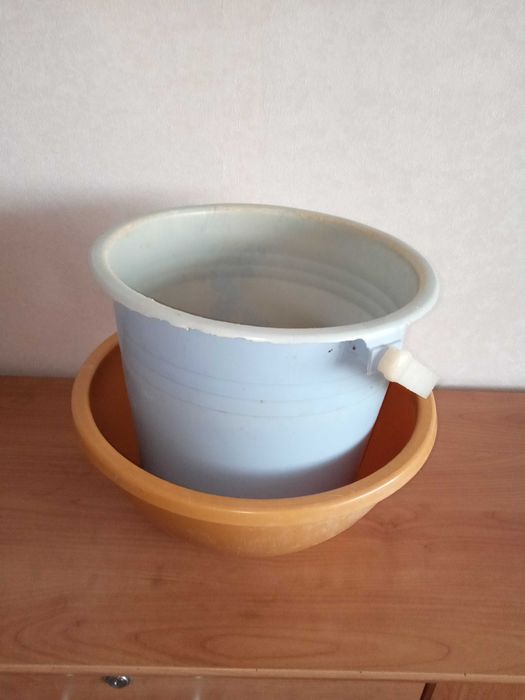 ведро с тазиком.