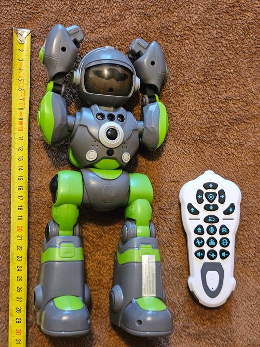 Танцуващ програмируем робот с дистанционно