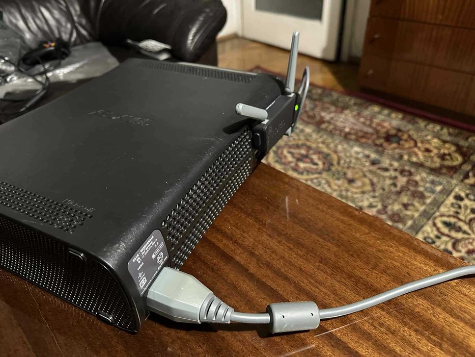 Xbox 360 (120gb HDD) Конзола с Кабел и Една Игра