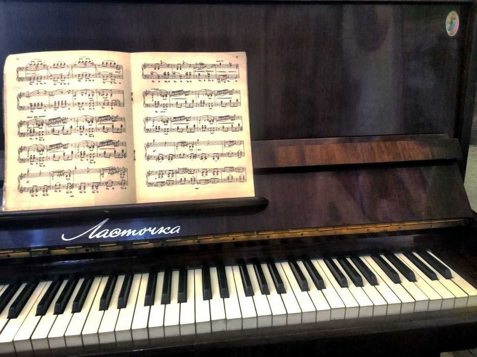 продается пианино "Ласточка ".