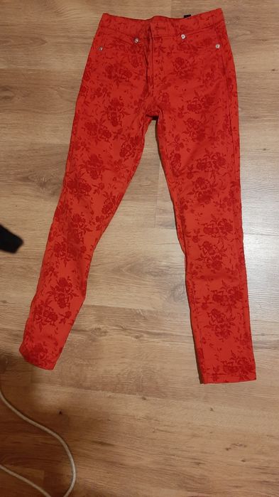 Червен панталон на цветя