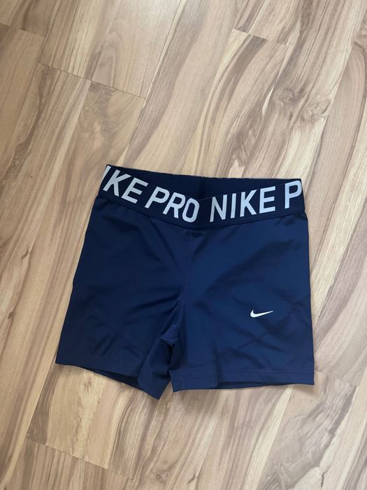 Nike S размер къси панталони и бюстие