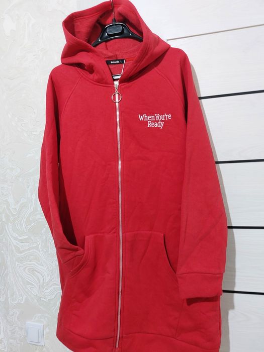 Ayollar uchun va qizlar uchun xudi, talstovka qalpoqli, qizil rangli