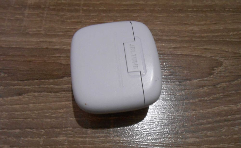 Casti Wireless JBL Tune,ca noi ,albe