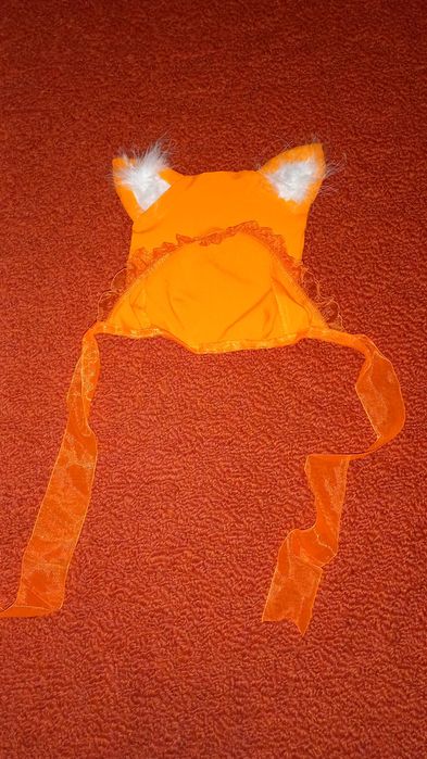 Шапочка и очки для плавания.