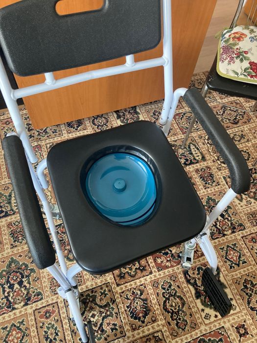 Scaun cu rotile si WC