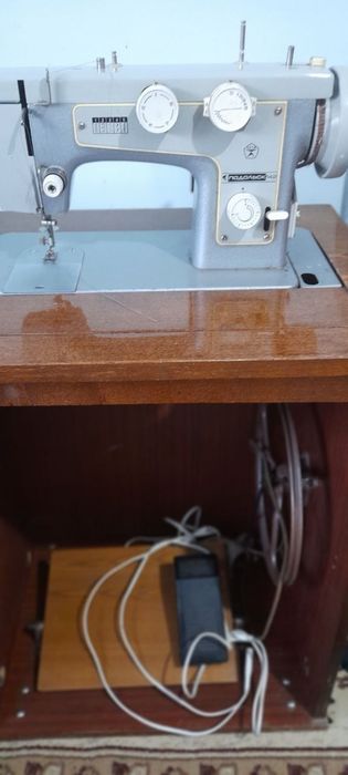 Швейная машинка Оверлок и Зингер