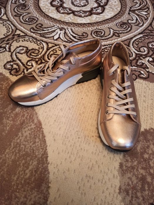 Женские кроссовки