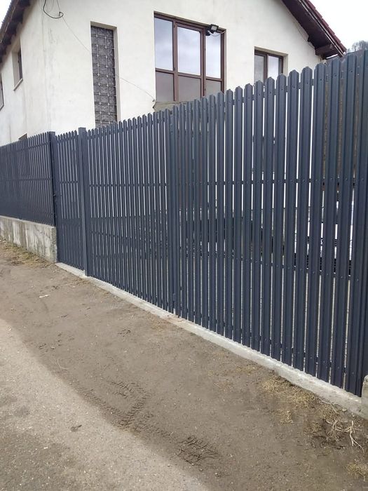 Garduri si porti din sipca metalica, panouri stil jaluzele, plasa bordurata, tabla cutata si alte modele disponibile