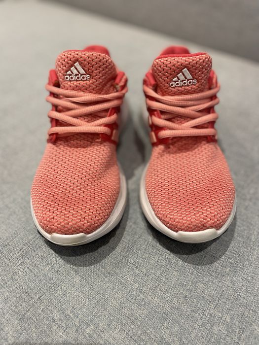 Дамски детски маратонки адидас.